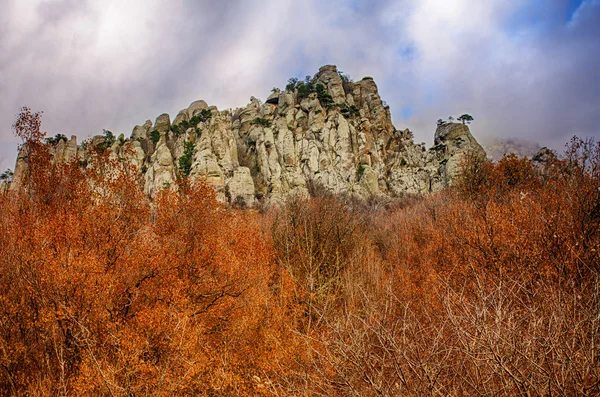 Paisagem de outono com rochas — Fotografia de Stock