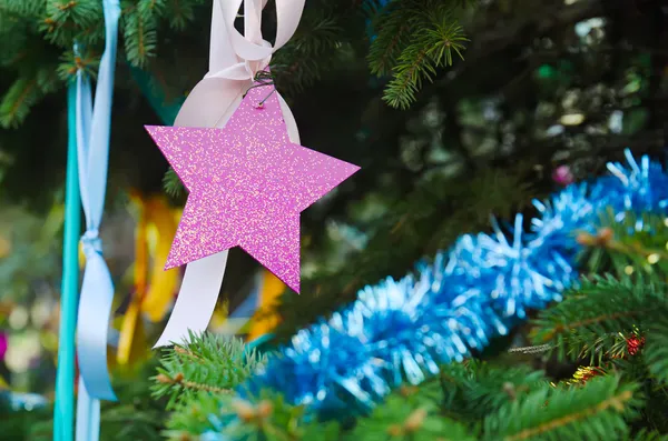 Decoraciones de Navidad en el abeto — Foto de Stock