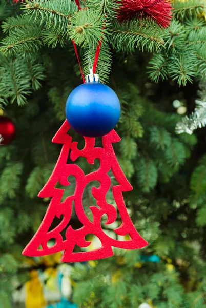 Decoraciones de Navidad en el abeto — Foto de Stock