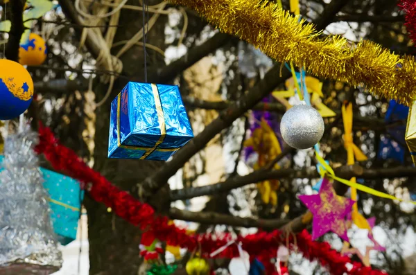 खजूर के पेड़ पर क्रिसमस सजावट — स्टॉक फ़ोटो, इमेज