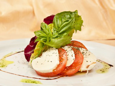 Caprese salatası