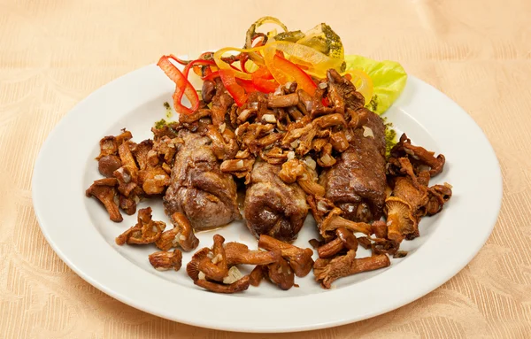 Meat with chanterelle mushrooms — Stock Photo, Image