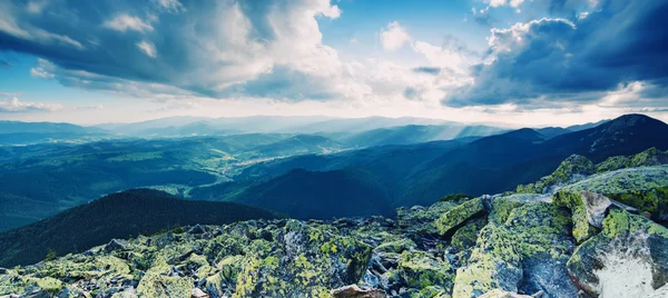 Panorama del paesaggio montano carpatico — Foto Stock