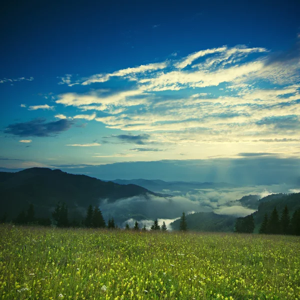 Sonnenaufgang in den Bergen — Stockfoto