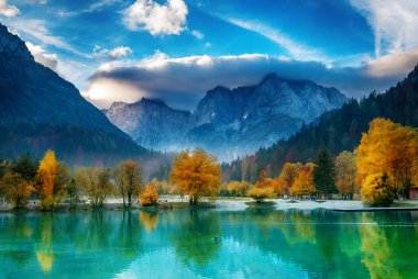 Güneş doğarken Triglav dağı zirvesi