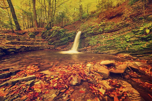Jesienny wodospad górski — Zdjęcie stockowe