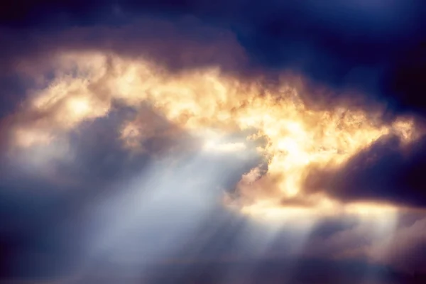 Abstrakcyjne Tło Niesamowitym Dramatycznym Niebem Zachodzie Słońca Promienie Słońca Świecące — Zdjęcie stockowe