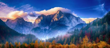 Güneş doğarken Triglav dağı zirvesi