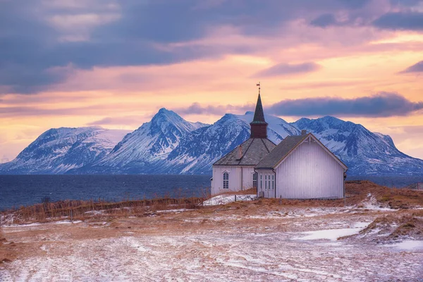 Uma igreja nas Ilhas Lofoten — Fotografia de Stock