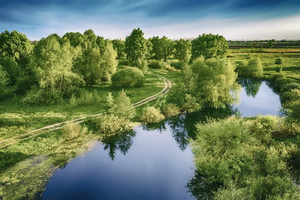 Paysage printanier avec rivière — Photo