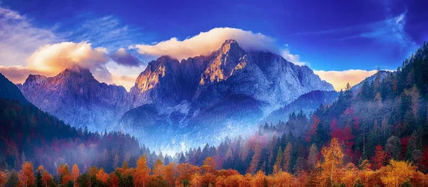 Güneş doğarken Triglav dağı zirvesi