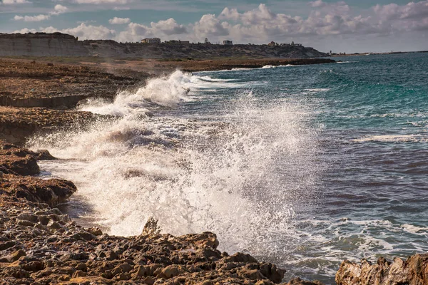 Sea splashing on rocks — Stock Photo, Image