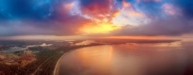 Denizin üzerinde gün batımı