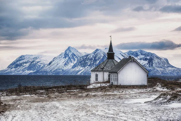 Uma igreja nas Ilhas Lofoten — Fotografia de Stock