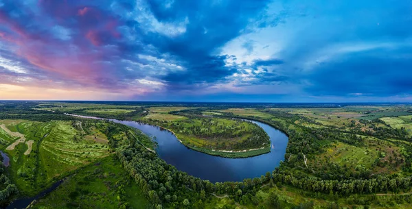 Сельский летний закат — стоковое фото