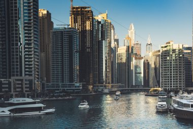 Gün batımında Dubai Marina