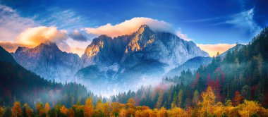 Güneş doğarken Triglav dağı zirvesi