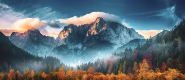 Güneş doğarken Triglav dağı zirvesi
