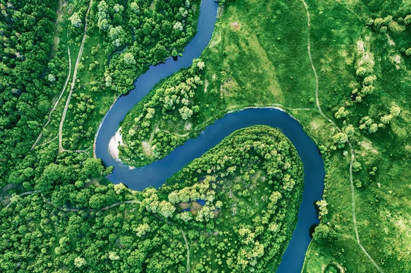 Река на лугах — стоковое фото
