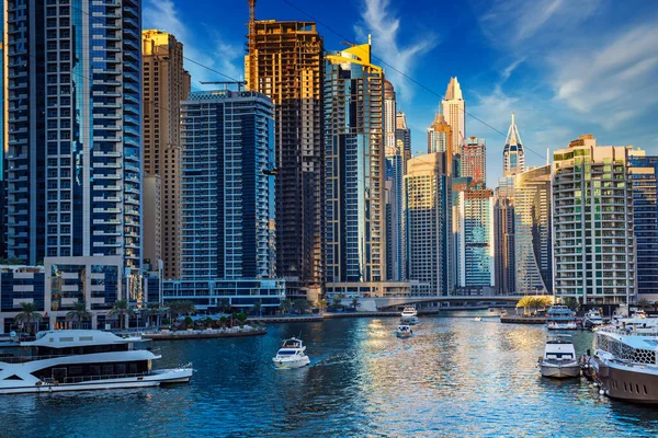 Gün batımında Dubai Marina