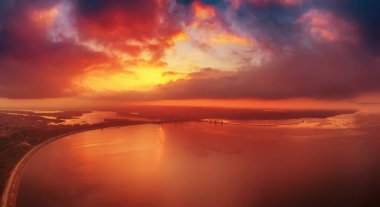 Denizin üzerinde gün batımı