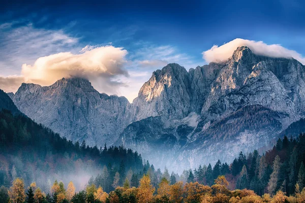 Pico da montanha Triglav ao nascer do sol — Fotografia de Stock