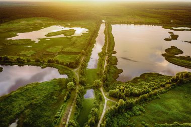 Kırsal yaz günbatımı manzarası nehir, göller, bataklık ve güneş ışığı, doğal arka plan, hava manzarası