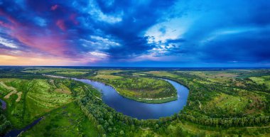 Kırsal yaz günbatımı manzarası nehir ve dramatik renkli gökyüzü, doğal arka plan, havadan panoramik manzara