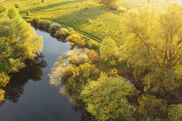 Wiosnę krajobraz z rzeką — Zdjęcie stockowe