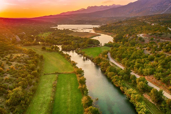 Pôr do sol de verão rural na Croácia — Fotografia de Stock