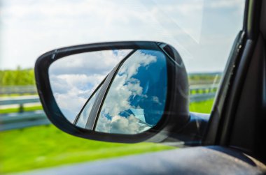 Bir araba yan ayna manzara