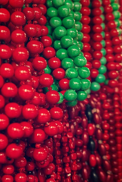 Perles rouges en bois sur le marché — Photo