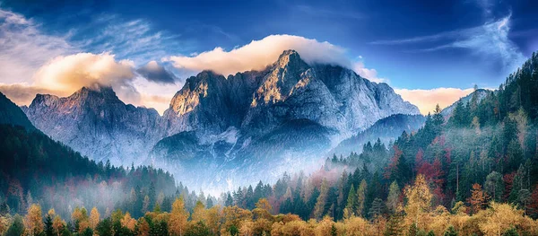 Pico da montanha Triglav ao nascer do sol — Fotografia de Stock