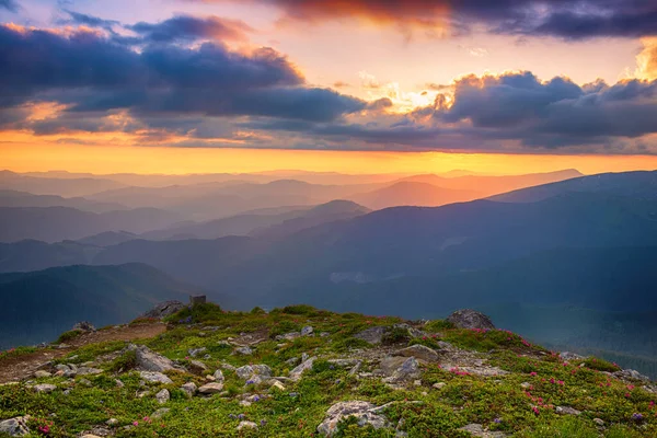 Geweldige zonsopgang in de bergen — Stockfoto