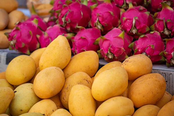 Mango on the market — Stock Photo, Image