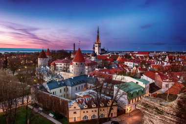 Gün batımında Tallinn görünümü