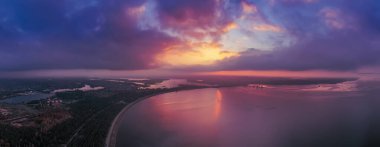 Denizin üzerinde gün batımı