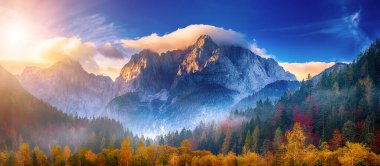 Güneş doğarken Triglav dağı zirvesi