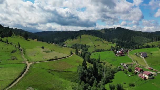 カルパチア山脈の夏の風景 緑の丘 青い空と白い雲と季節の自然の背景 ドローンからの4Kビデオ — ストック動画