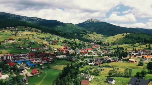 Légi Kilátás Bukovel Falu Kárpátok Ukrajnai Hegyek Videó Drón Nyári — Stock videók