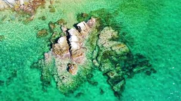 空中ビュードローン青い海の岩の上に波の休憩の4K 素晴らしい自然景観 ギリシャの休暇の風景 — ストック動画