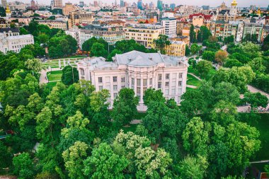 Ukrayna 'nın başkenti Kyiv' deki tarihi müzenin günbatımında havadan görünüşü. Seyahat hedef arkaplanı