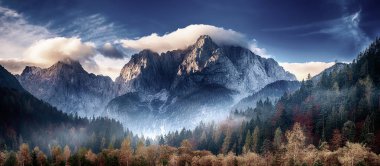 Güneşin doğuşuyla Triglav dağı zirvesi sabah ışığında güzel bulutlarla. Slovenya, Triglav Ulusal Parkı