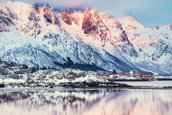 Landschaft Mit Wunderschönem Wintersee Und Verschneiten Bergen Bei Sonnenuntergang Auf — Stockfoto