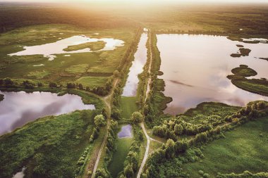 Kırsal yaz günbatımı manzarası nehir, göller, bataklık ve güneş ışığı, doğal arka plan, hava manzarası
