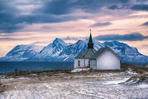 Uma Igreja Nas Ilhas Lofoten Norte Noruega Paisagem Inverno Com — Fotografia de Stock