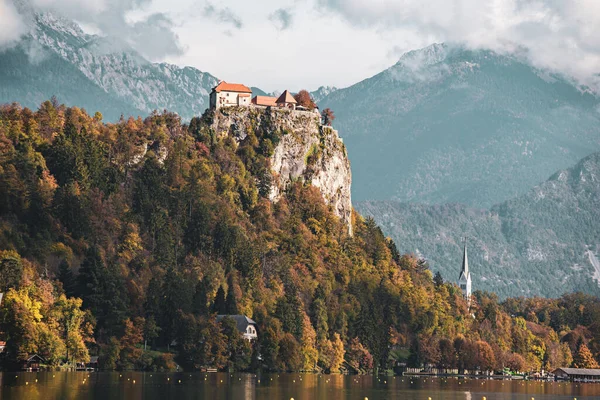 スロヴェニアのBled湖を見下ろす崖の上に建てられたBled城 — ストック写真