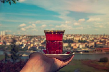 İstanbul ve Türkiye 'nin manzarasına karşı bir fincan geleneksel Türk çayı