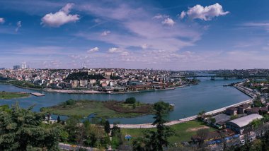 İstanbul 'un İstanbul' lu panoramik manzarası, mavi gökyüzü ile güzel şehir manzarası