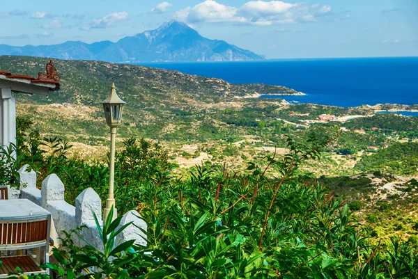 Athos Dağı manzaralı güzel Yunan yaz manzarası. Yunanistan, Halkidiki
